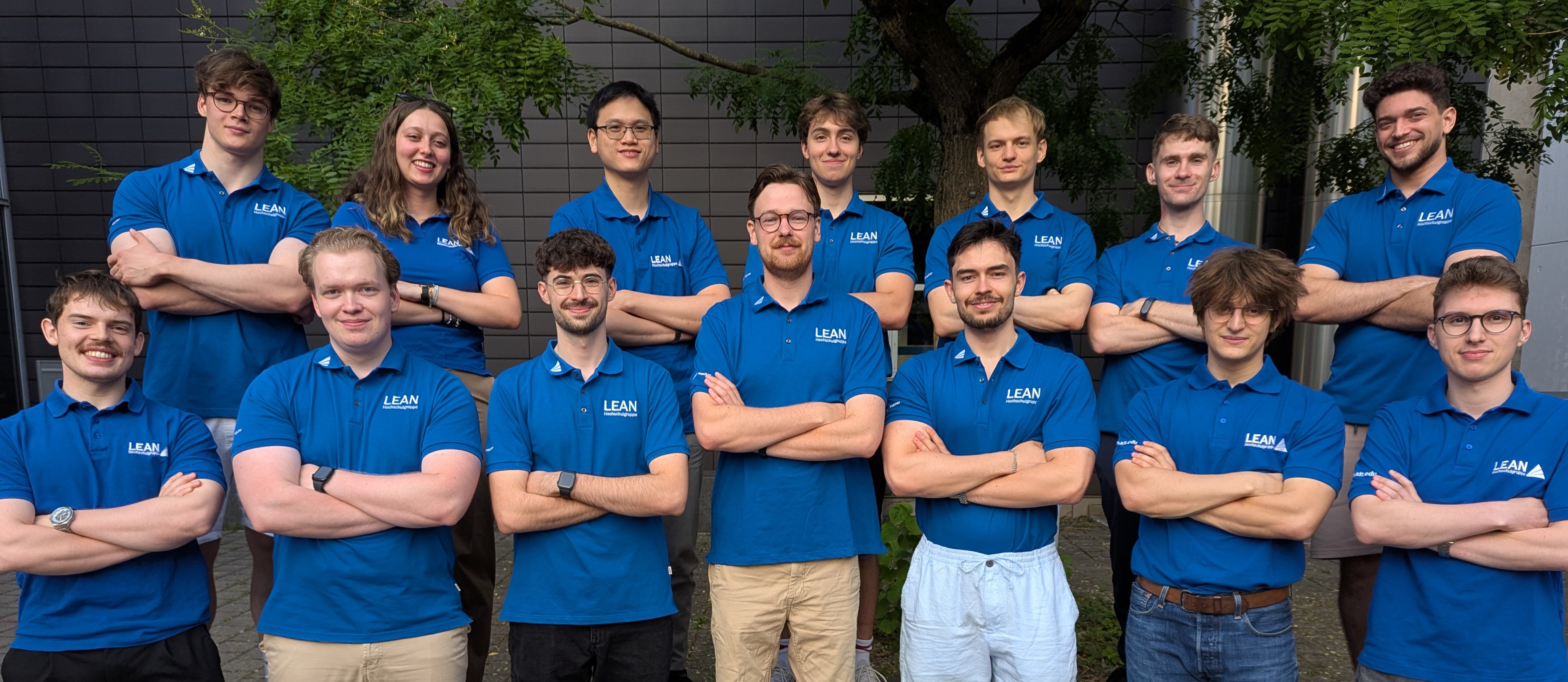 Mitglieder der LEAN Hochschulgruppe gemeinsam in blauen Vereinsshirts